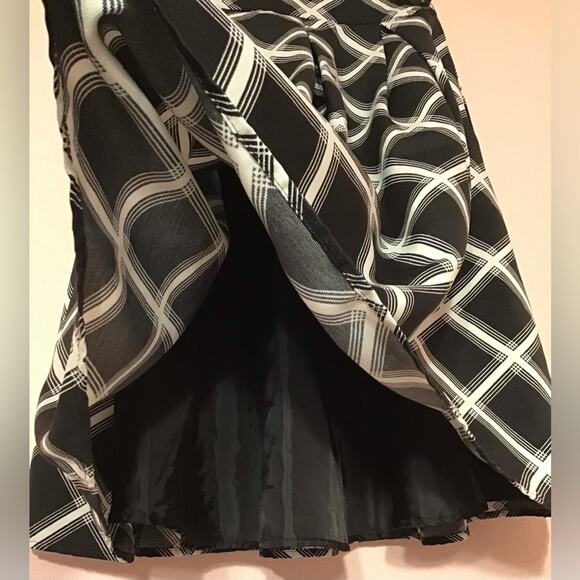 Express lined black white flare midi skirt size 2 - Picture 5 of 7